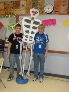 Nabuco y David con el Sr. Esqueleto